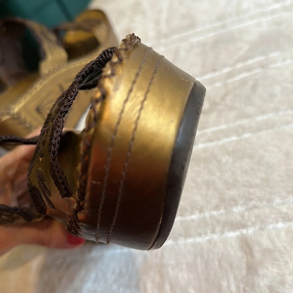 BCBGMAXAZARIA bronze leather wedges with embroidered details - size 8 1/2 - Picture 8 of 8